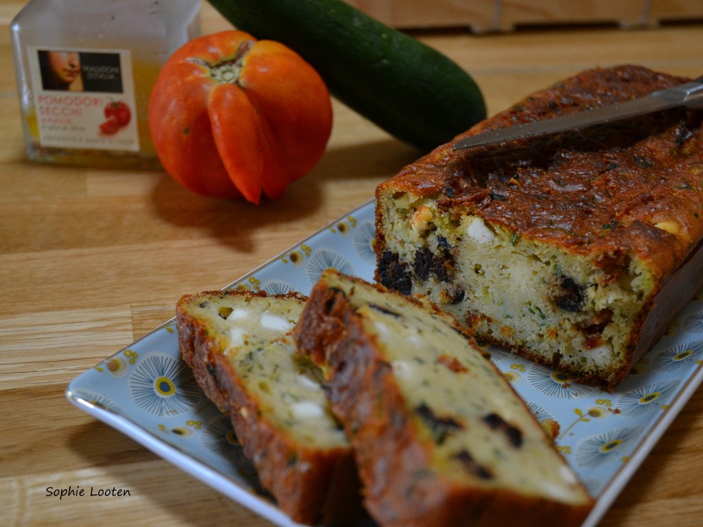 Cake courgettes, tomates séchées, feta, olive et&nbsp;basilic