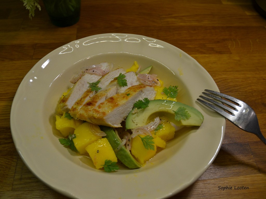 Salade exotique de poulet mariné, avocat et&nbsp;mangue